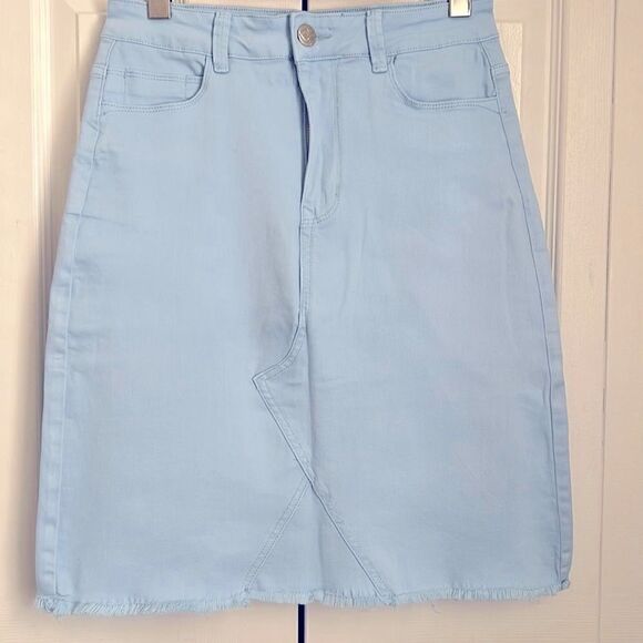 Lola High Rise Light Blue Denim Fringed Hem Skirt Size 0/26 (fits larger) NWT - Picture 1 of 13